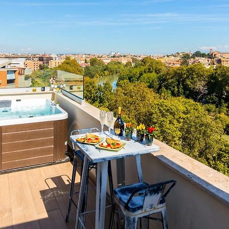 Penthouse With A Panoramic Rooftop In Trastevere With Seasonally Jacuzzi Rom Exterior foto