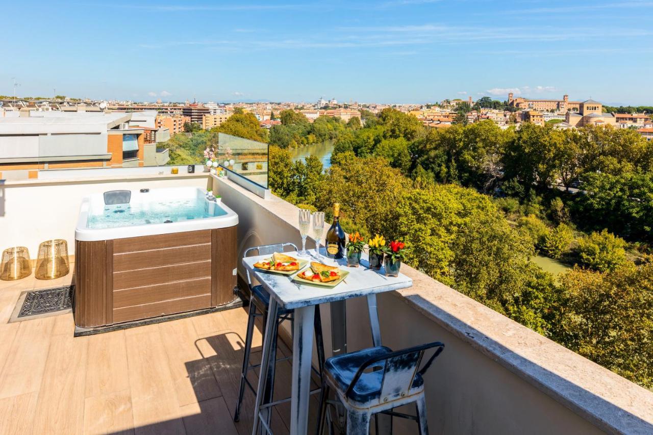 Penthouse With A Panoramic Rooftop In Trastevere With Seasonally Jacuzzi Rom Exterior foto