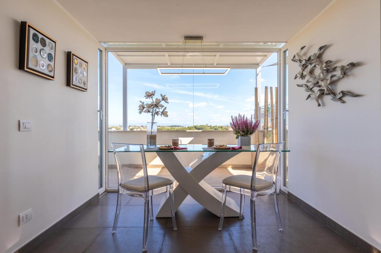 Penthouse With A Panoramic Rooftop In Trastevere With Seasonally Jacuzzi Rom Exterior foto