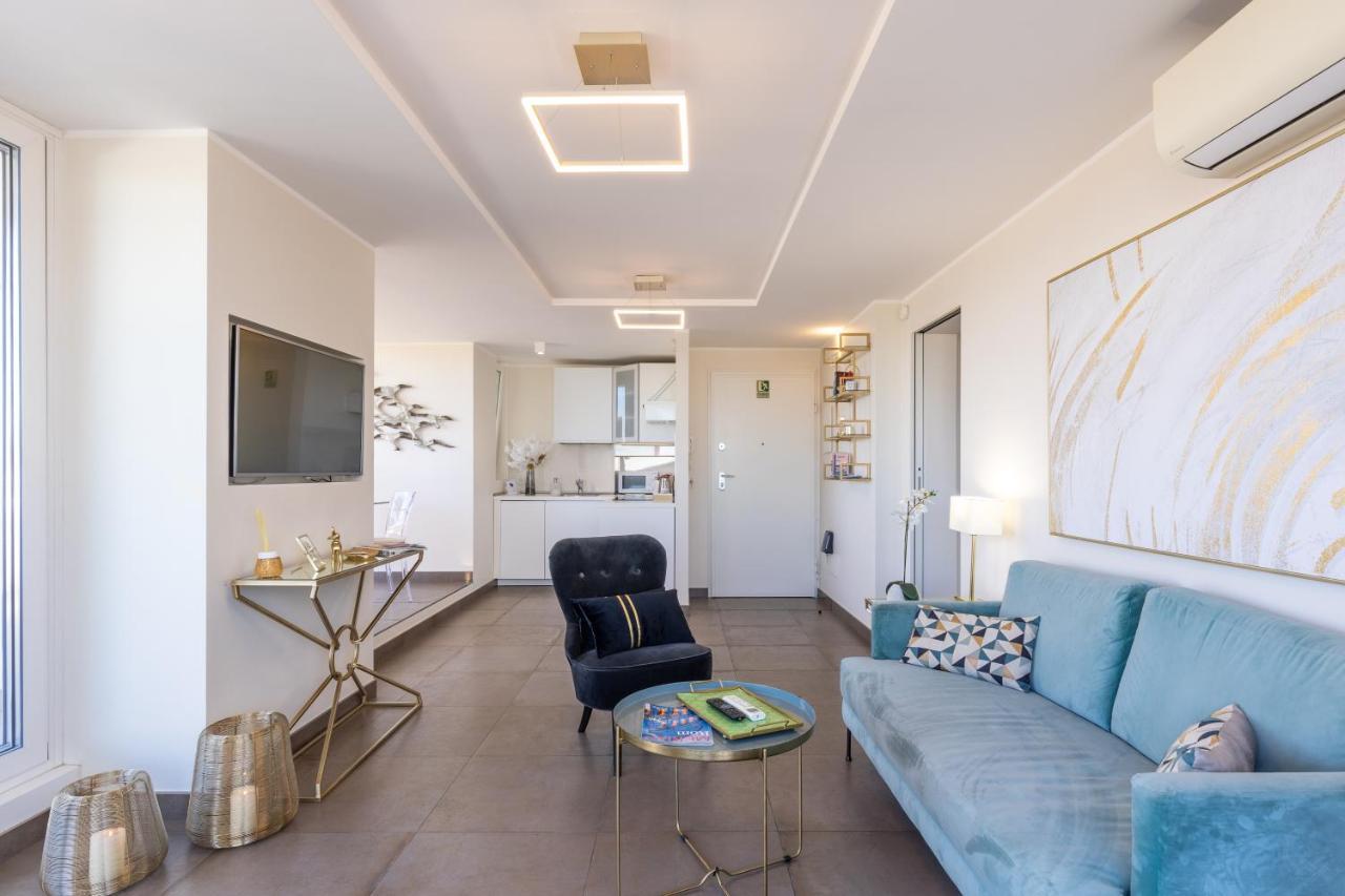 Penthouse With A Panoramic Rooftop In Trastevere With Seasonally Jacuzzi Rom Exterior foto