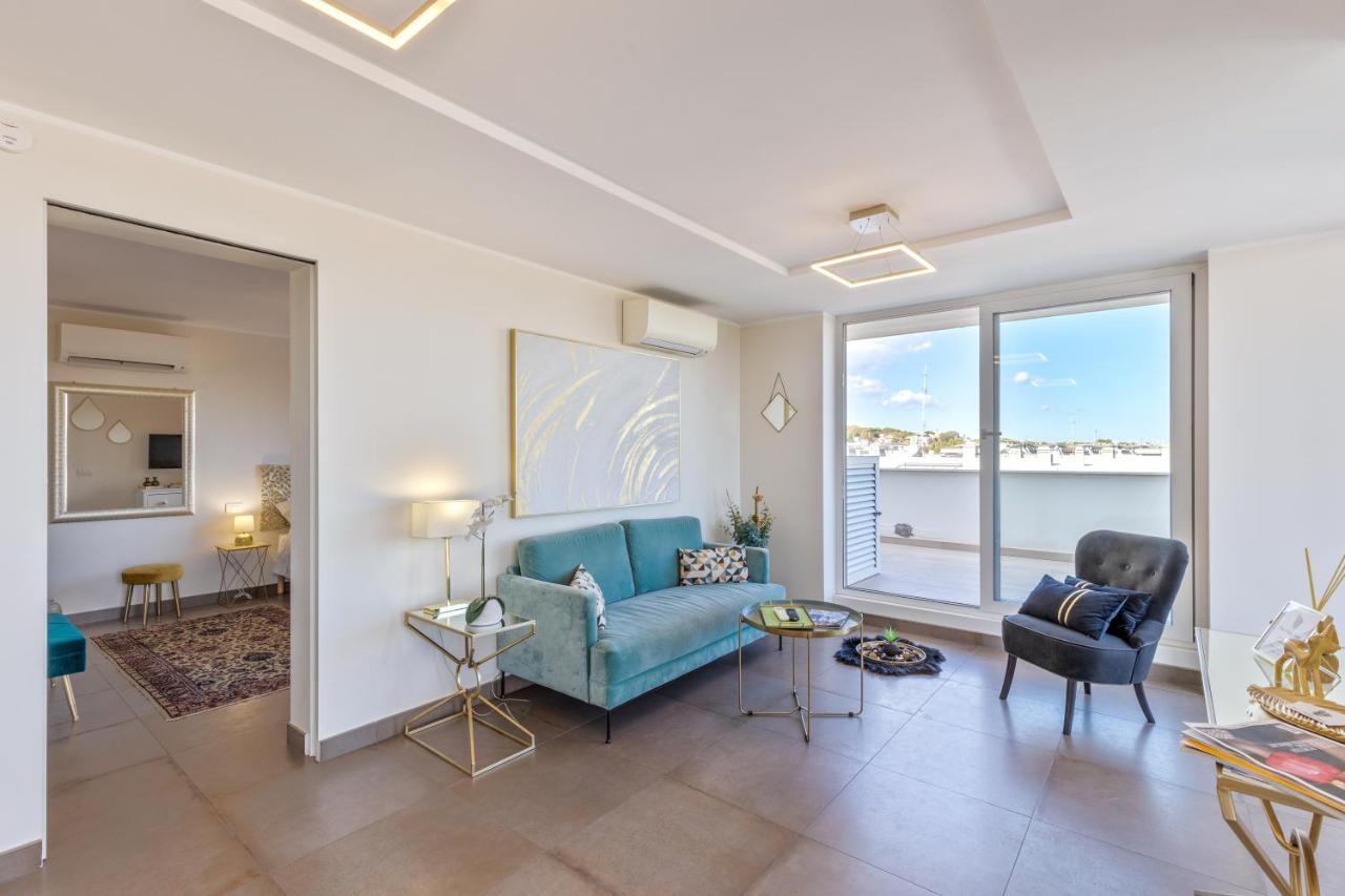 Penthouse With A Panoramic Rooftop In Trastevere With Seasonally Jacuzzi Rom Exterior foto