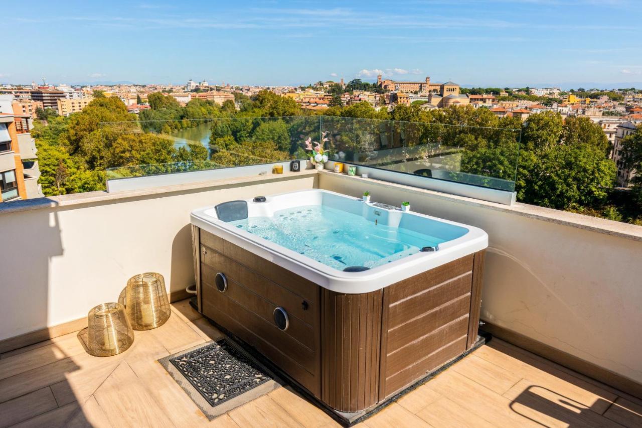 Penthouse With A Panoramic Rooftop In Trastevere With Seasonally Jacuzzi Rom Exterior foto